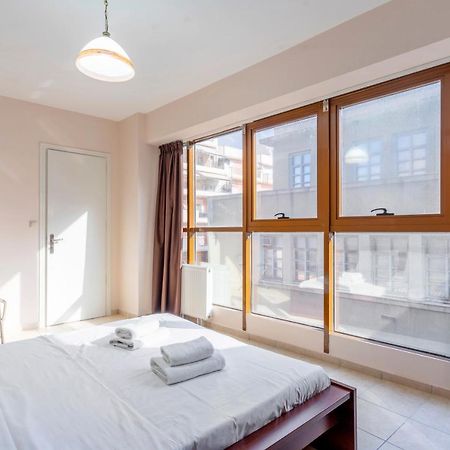 2 Bedroom Renovated Apartment With A View アテネ エクステリア 写真