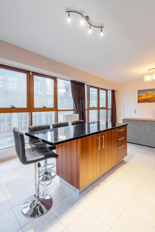 2 Bedroom Renovated Apartment With A View アテネ エクステリア 写真