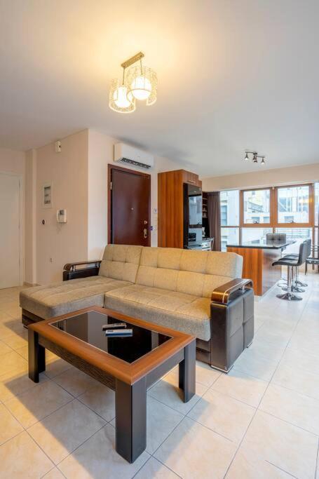 2 Bedroom Renovated Apartment With A View アテネ エクステリア 写真