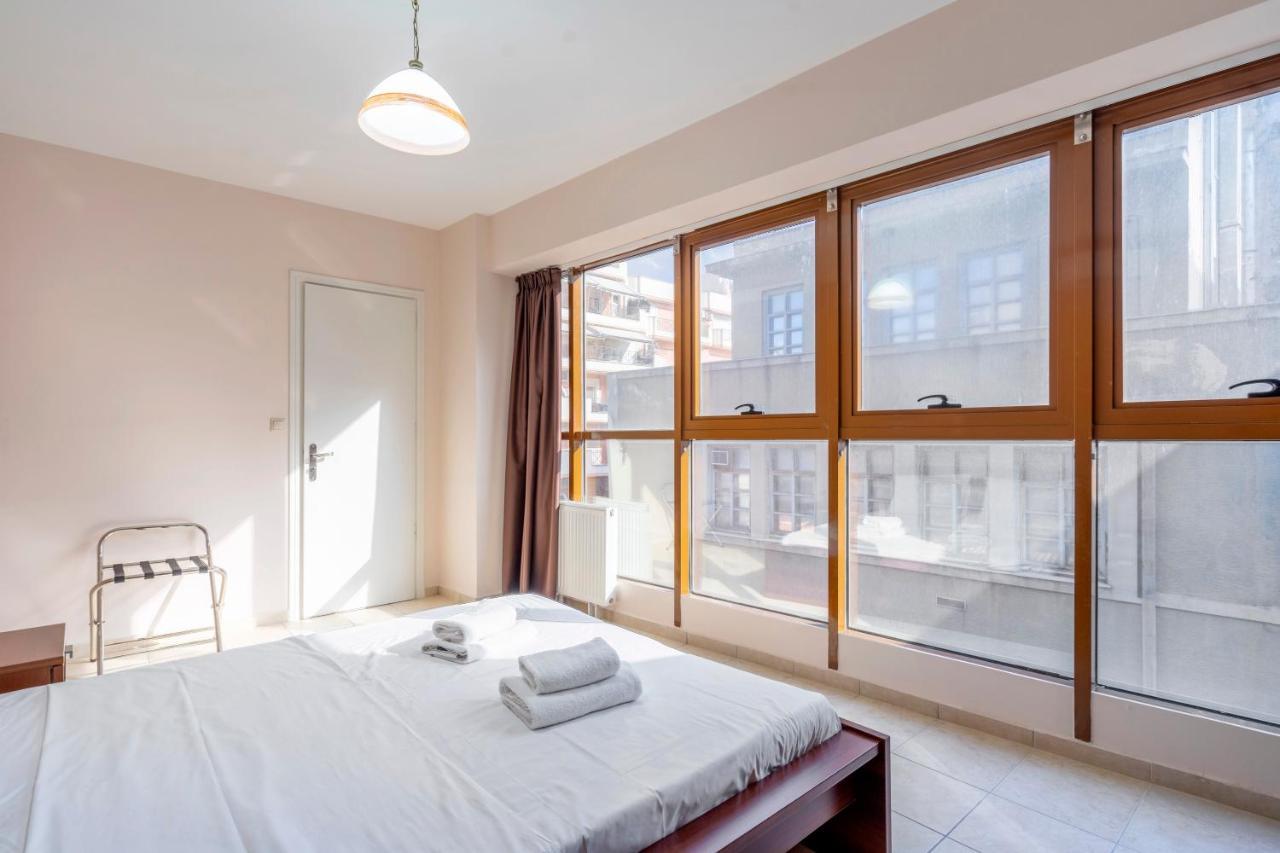 2 Bedroom Renovated Apartment With A View アテネ エクステリア 写真
