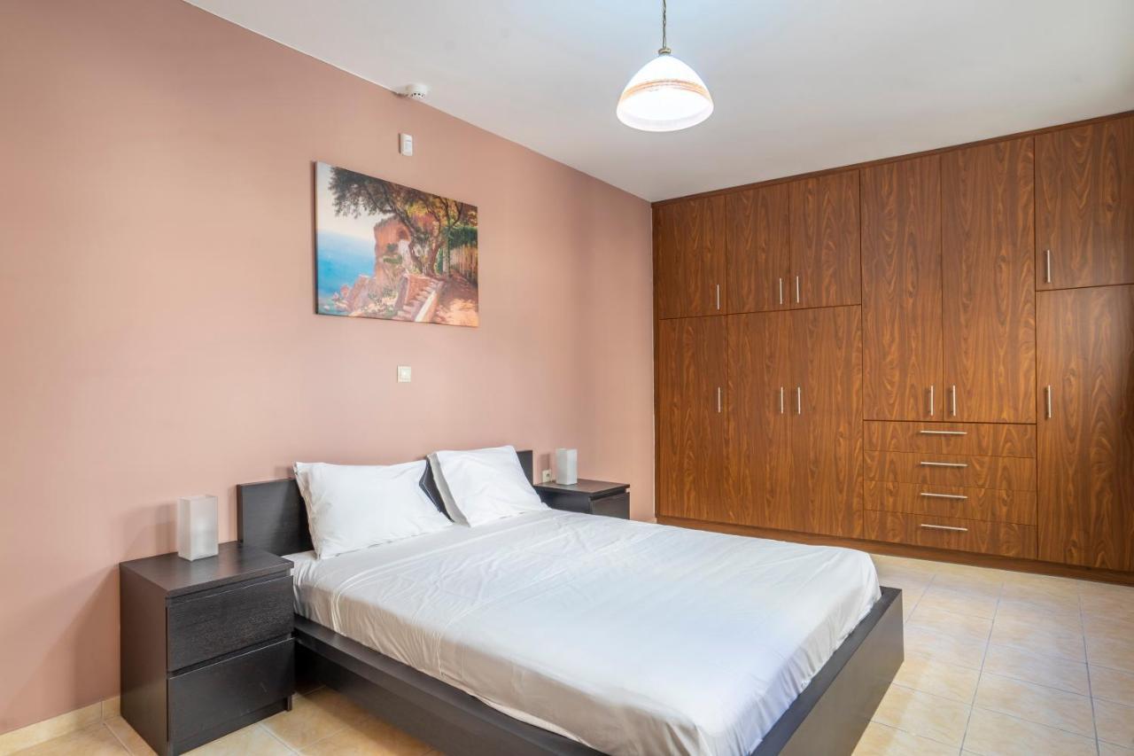 2 Bedroom Renovated Apartment With A View アテネ エクステリア 写真