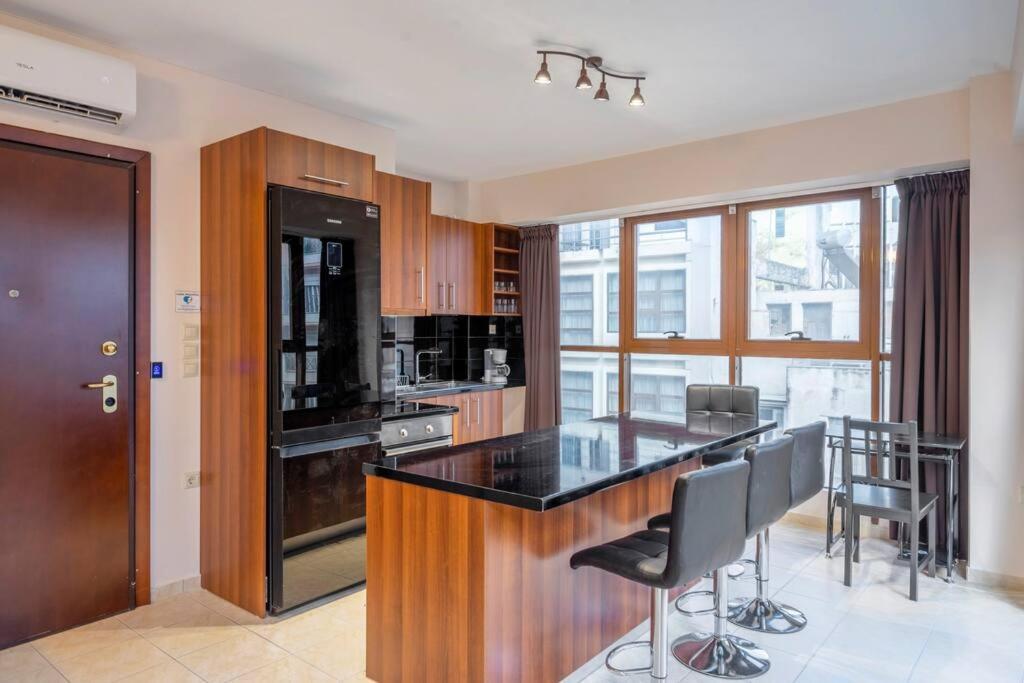 2 Bedroom Renovated Apartment With A View アテネ エクステリア 写真