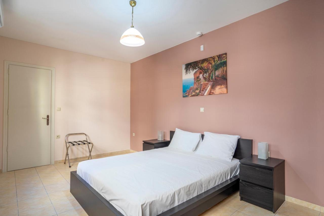 2 Bedroom Renovated Apartment With A View アテネ エクステリア 写真