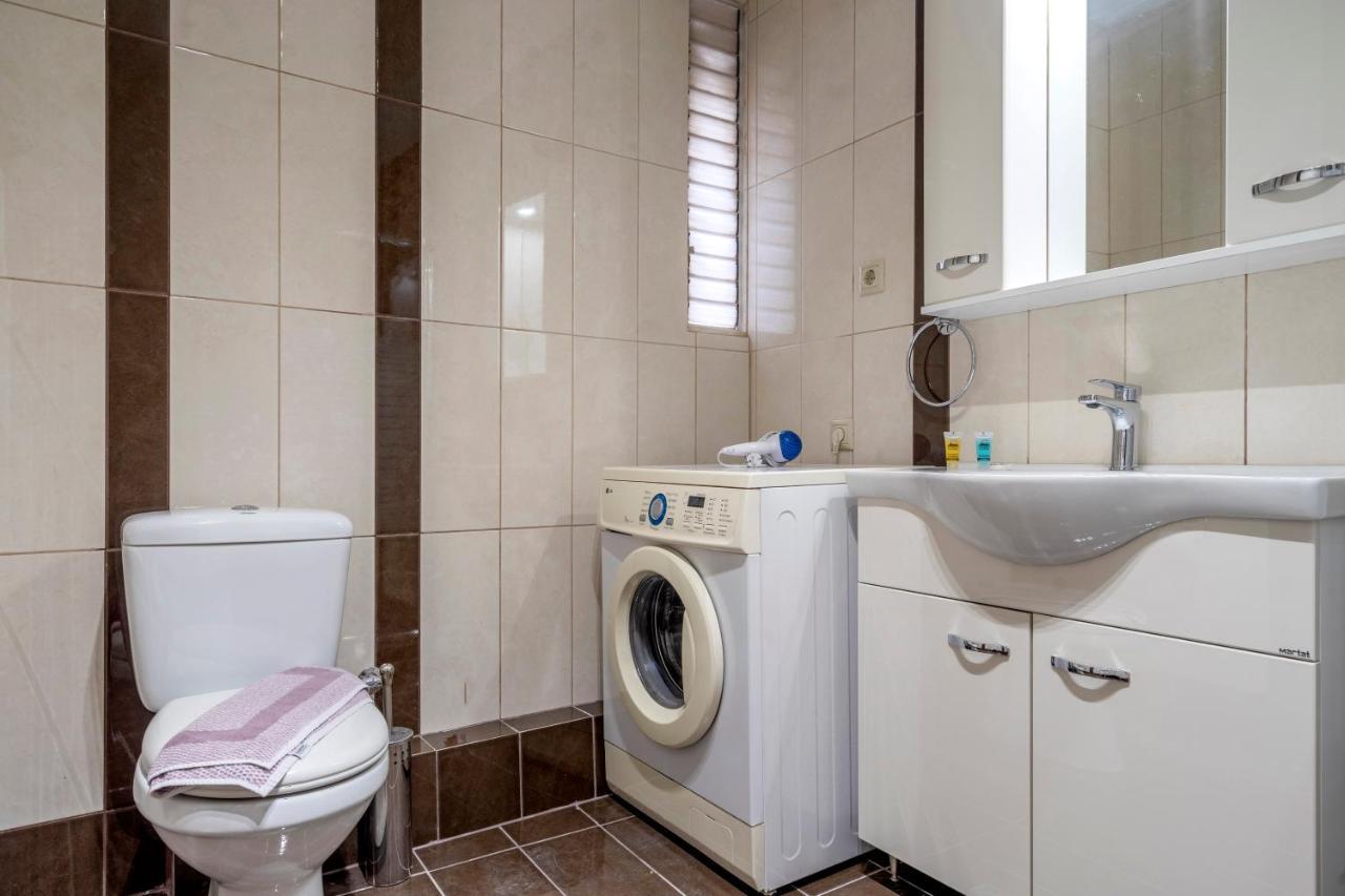 2 Bedroom Renovated Apartment With A View アテネ エクステリア 写真