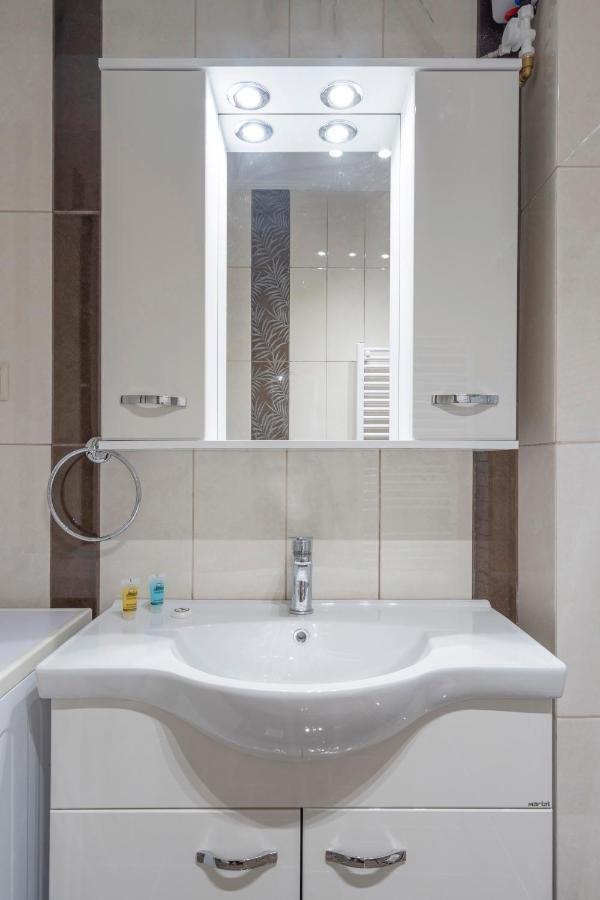 2 Bedroom Renovated Apartment With A View アテネ エクステリア 写真